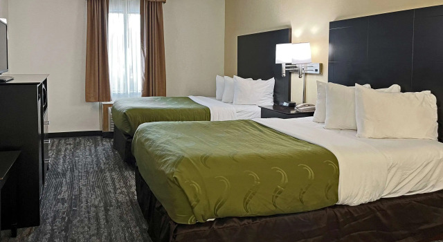 Quality Inn, Buchen Sie Hotel Hotels in Traverse City mit Pool, Schwimmbad
