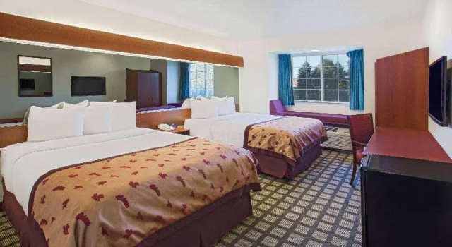 Четырёхместный номер Standard Microtel Inn & Suites by Wyndham Holland