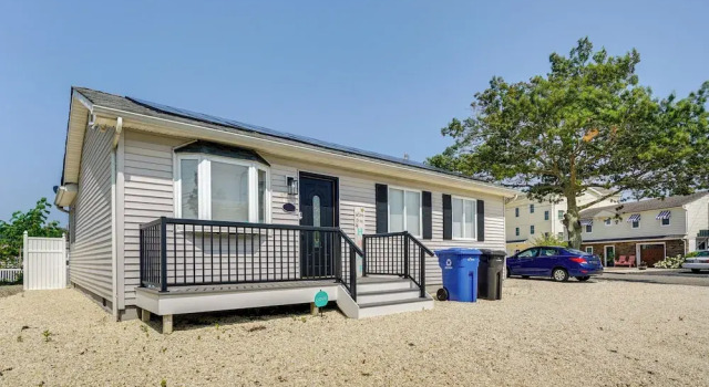 Коттедж Charming Beach Haven West Home: 1 Mi to Beach!