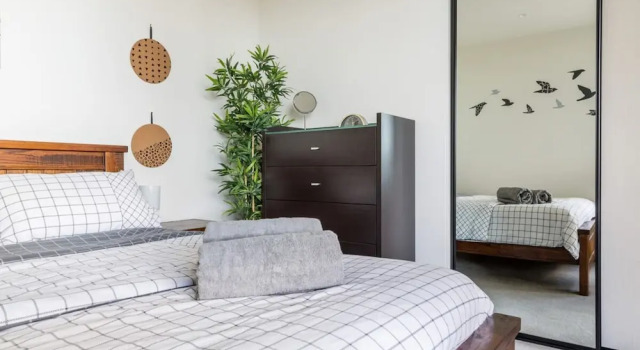 Апартаменты c 1 комнатой с балконом Modern 1 Bedroom in Tranquil Parklands