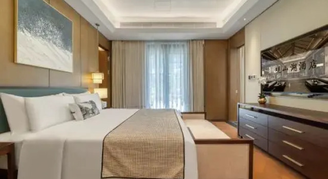 Люкс Deluxe Mountain Lake Hotel in Haining