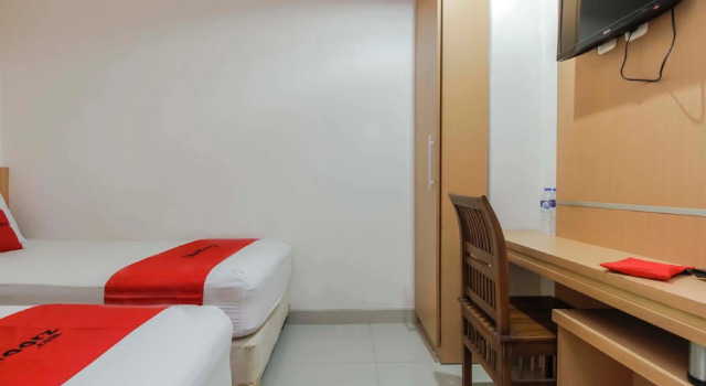 Standard double chambre RedDoorz Plus near Galaxy Bekasi