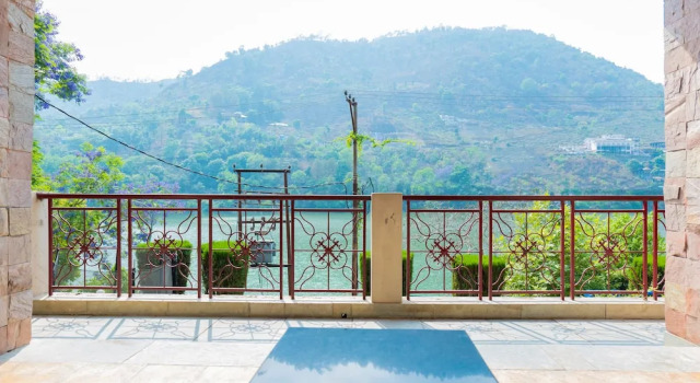 Номер Deluxe Цокольный этаж с видом на озеро Neelesh Inn - Luxury Lake View Resort with Swimming Pool on Bhimtal Lake