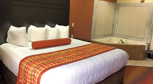 Люкс Deluxe Red Roof Inn & Suites Clinton, MS