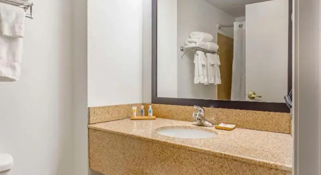 Двухместный люкс Country Inn & Suites by Radisson, Newport News South, VA
