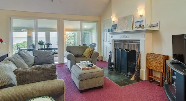 Bayfront Plymouth Gem w/ Sunroom, Steps to Shore!, 预订 度假屋 普里茅斯 马萨诸塞州