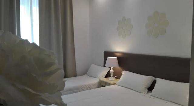 Camera Economy FLOS Guest House