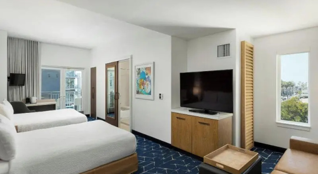 Четырёхместный номер Standard с балконом SpringHill Suites by Marriott Oceanside Beach