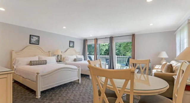 Студия Deluxe East Hampton House Resort