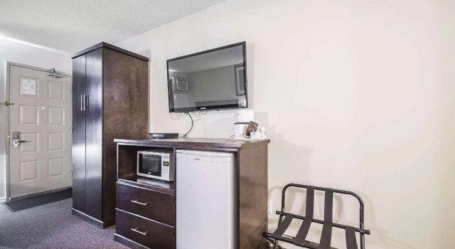 Четырёхместный номер Standard Courtyard Inn Vernon