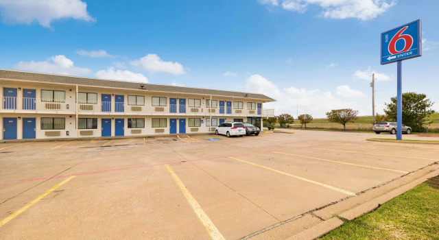 Motel 6 Greenville, TX, Забронировать Мотель Гринвилл Dallas - Fort Worth Metropolitan Area, рядом с Муниципальное поле для гольфа McQuinney Howell в парке Райт