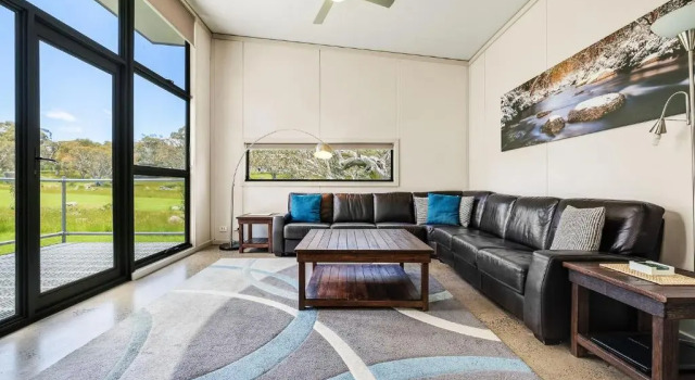 Ecocrackenback 15 'Sustainable, luxurious chalet close to the slopes.'