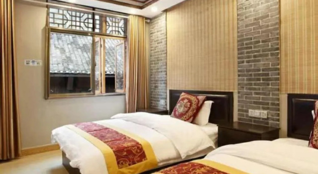 Fenghuang Nanmu Inn No.1
