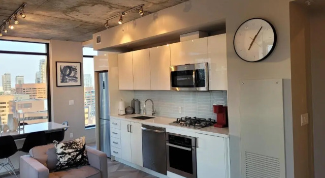 Апартаменты Downtown Paradise - 2 beds, 2 baths with Pool