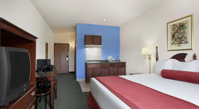 Days Inn & Suites by Wyndham Romeoville
