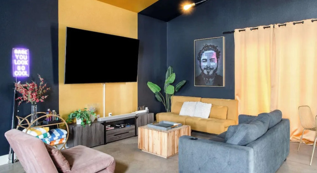 Stylish 4BR Home w Pool Hot Tub Near Downtown, Забронировать Дом для отпуска Остин Greater Austin