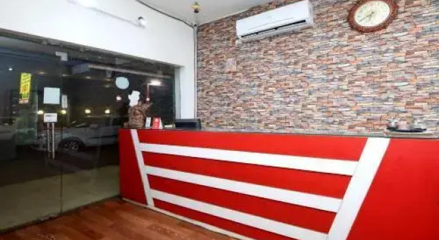 Happy Restaurant by OYO Rooms, Забронировать Отель Райпур штат Чхаттисгарх