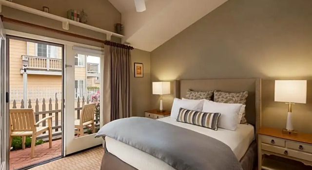 Номер Standard с частичным видом Pelican Inn & Suites