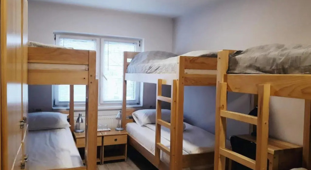 Кровать в общем номере Bloom Inn