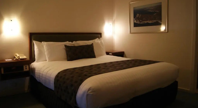 Люкс SureStay Hotel by Best Western The Clarence on Melville