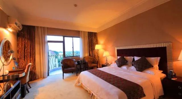 Двухместный номер Deluxe с балконом и с красивым видом из окна Country Garden Phoenix Hotel Jingmen