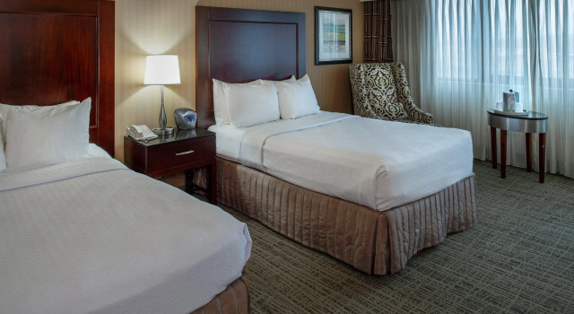 Четырёхместный номер Standard Crowne Plaza Hotel St. Louis Airport by IHG