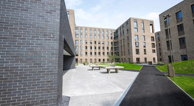 Кровать в общем номере с 6 комнатами с красивым видом из окна University of Galway Apartments