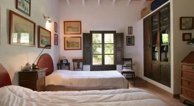 Large Traditional Country House With Spacious Veranda, Garden and Private Pool