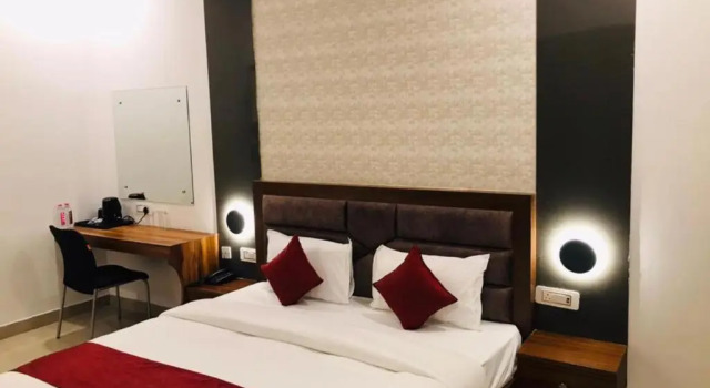 The Ecstasy Hotel, Забронировать Отель Отели Гомти Нагара с парковкой, Парковка