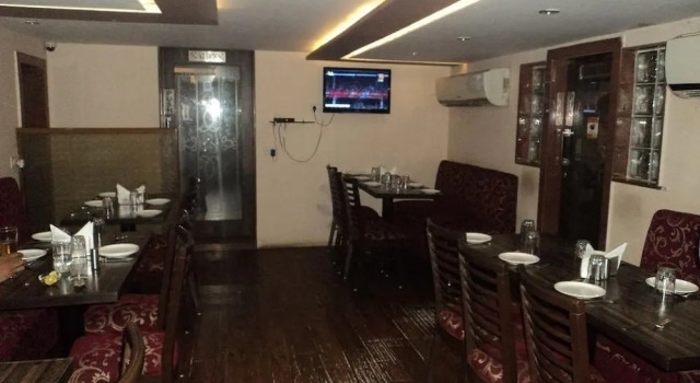 Room Maangta 132 - Vile Parle West, Забронировать Отель Отели Хар с парковкой, Парковка