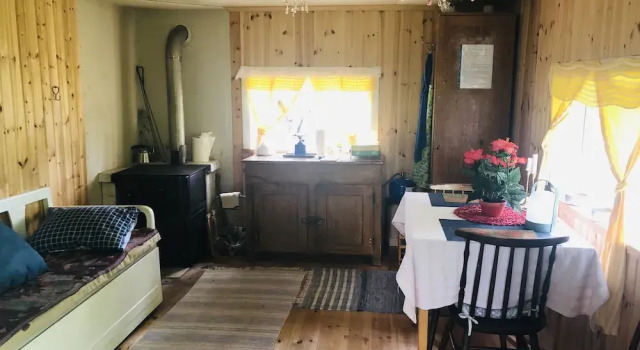 Tiny hut in the Forest Overlooking the River, Rezerwuj Hotel Hotele w Svealand z parkingiem, Parking