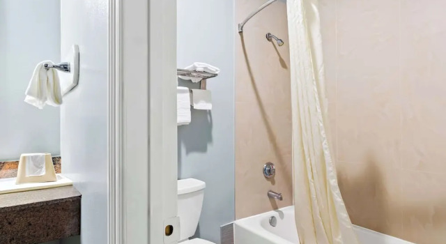 Четырёхместный номер Standard Econo Lodge Inn & Suites Channelview - Houston East
