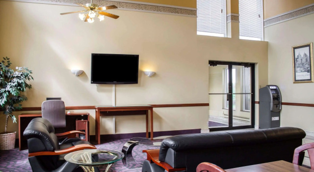 Econo Lodge Wickliffe - Cleveland East, Rezerwuj Hotel Hotele w Wickliffe z parkingiem, Parking