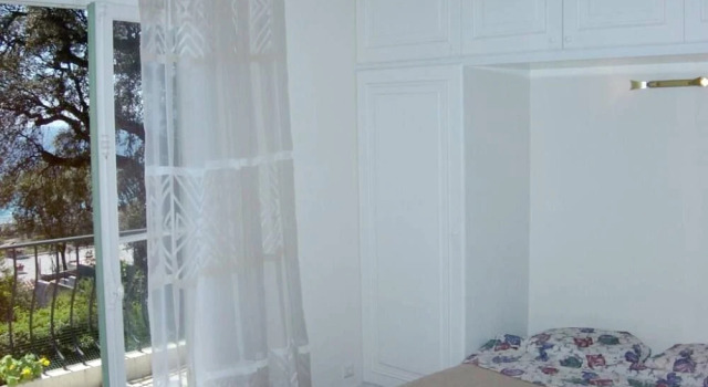 Studio in Cannes, With Wonderful sea View, Enclosed Garden and Wifi -