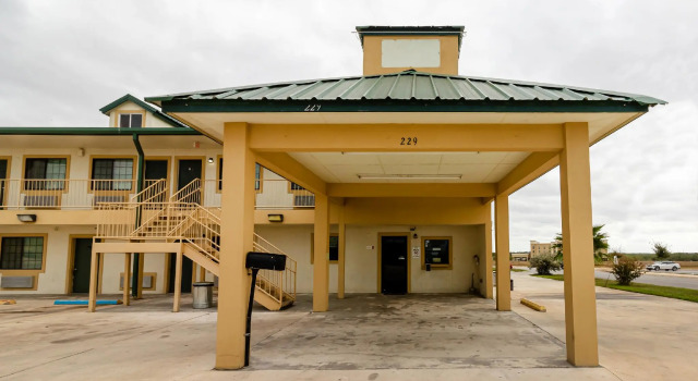Garden Inn & Suites Pearsall, Book Hotel Hoteller i Pearsall med parkering, Parkering