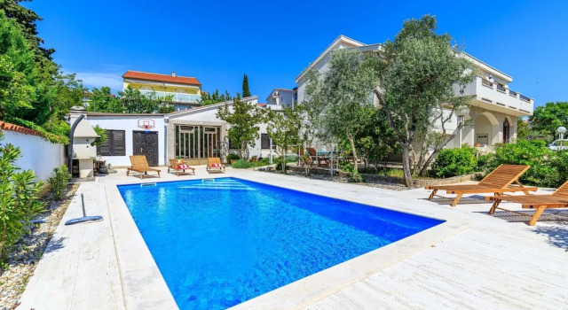 Семейные апартаменты Exclusive Pool Escape Near Sea