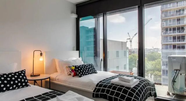 Bright 2 Bedroom Apartment With Rooftop Pool, Book Apartment Melbourne 