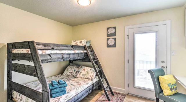 Surfside Beach Home w/ Views, Steps to Shore!, Book Feriehus Sommerhuse i Surfside Beach, Hytte