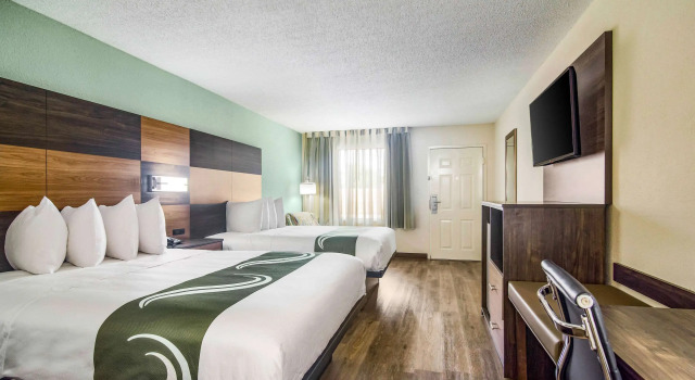 Quality Inn & Suites Lake City, Забронировать Отель Отели Лейк-Сити с бассейном, рядом с Культурный центр The Bean Market, Бассейн