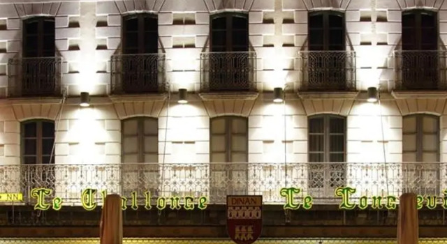 Кровать в общем номере Hôtel Marguerite