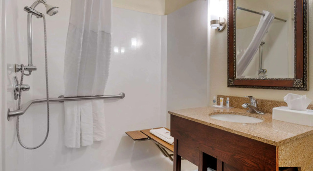 Четырёхместный люкс Comfort Suites Miamisburg - Dayton South