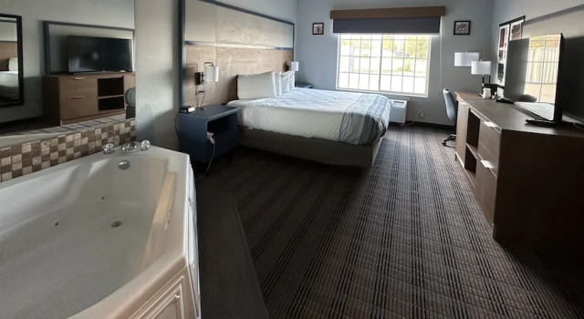 Люкс Deluxe AmericInn by Wyndham, Galesburg, IL