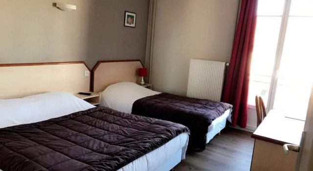 Трёхместный номер Standard с балконом "Contact Hôtel" Le Saint Rémy - Chalon Sud