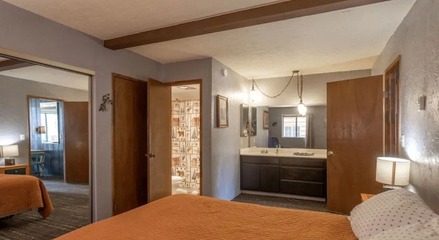 SoCal Vacations - Village Inn, Book Feriehus Sommerhuse i Big Bear Lake, Hytte