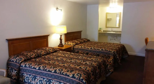 Четырёхместный номер Deluxe Country Regency Inn & Suites