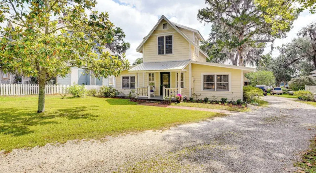 Коттедж 1 Block to Crescent Lake: Charming Home w/ Porch!