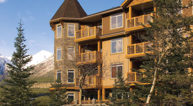 Falcon Crest Lodge by CLIQUE