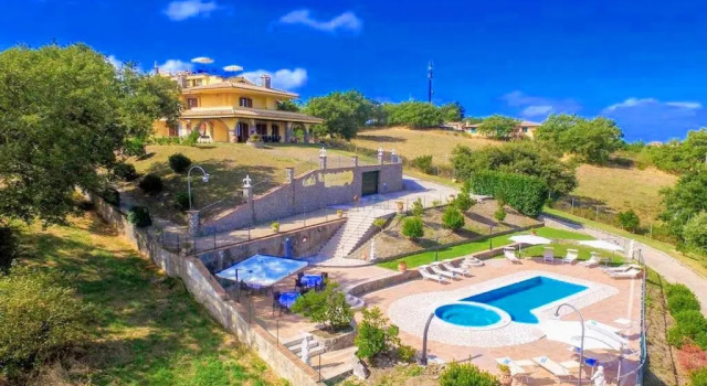 Вилла Lake View Luxury Villa and Pool