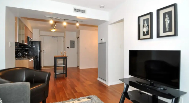 Stunning 1BR Condo Downtown Location, Varaa Hotelli Toronto 