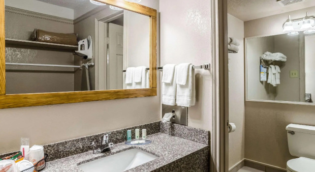 Четырёхместный номер Standard Quality Inn Buffalo